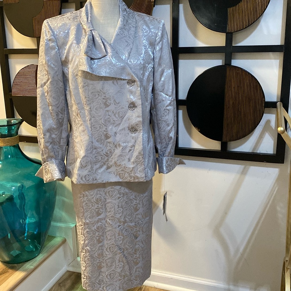 Le Suit brand new